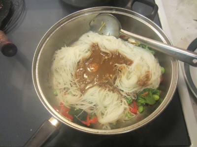 Mix noodles and sauce with veggies