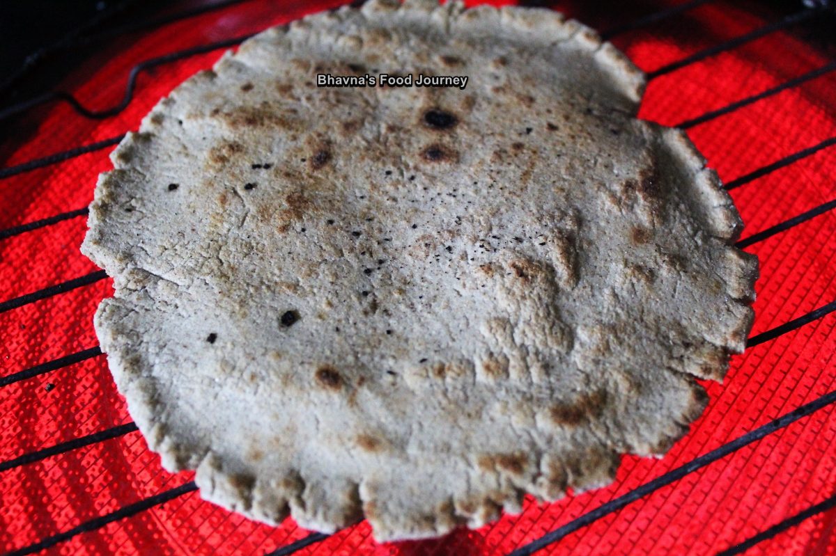How to prepare bajri (millet) roti on clay tawa? – Bhavna's Food Journey